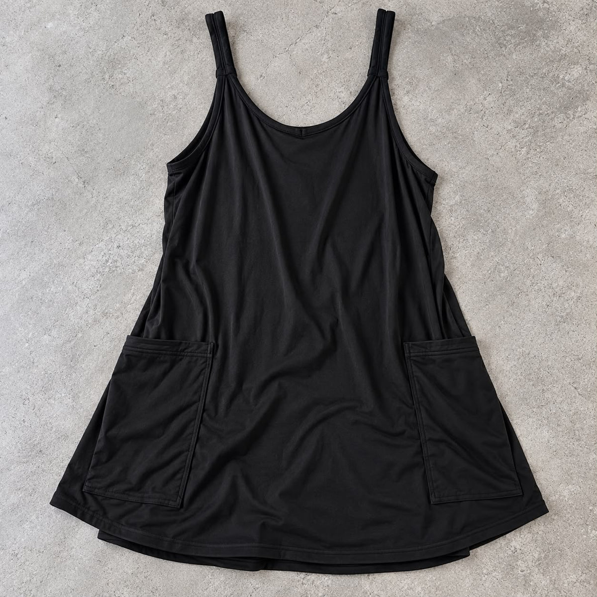 Vestido negro con bolsillos