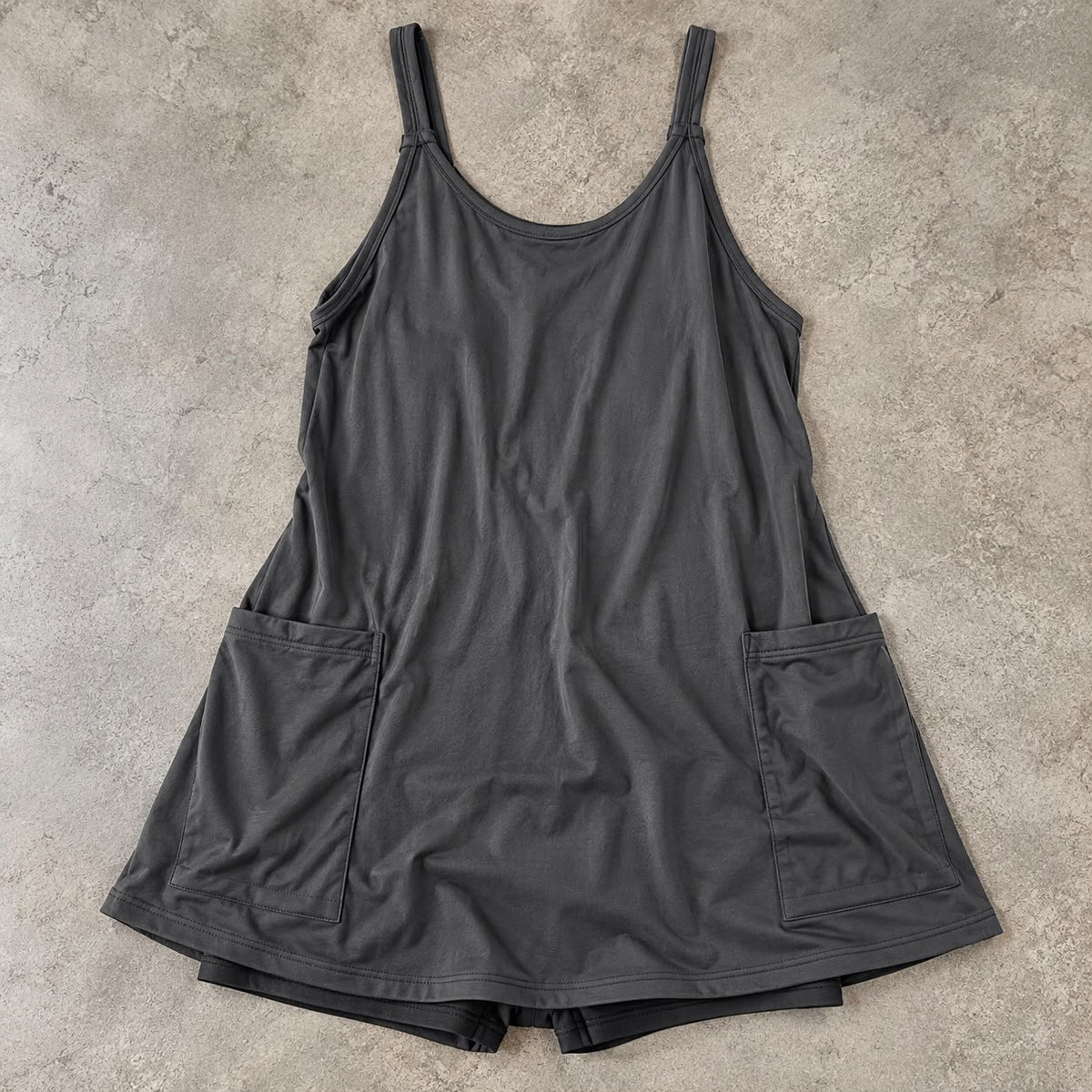 Vestido gris con bolsillos