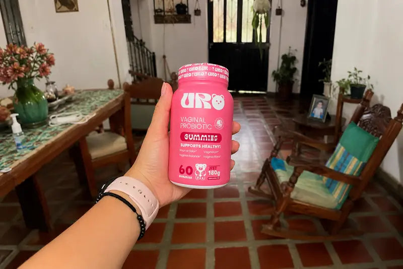 El frasco de URO Gomitas en casa